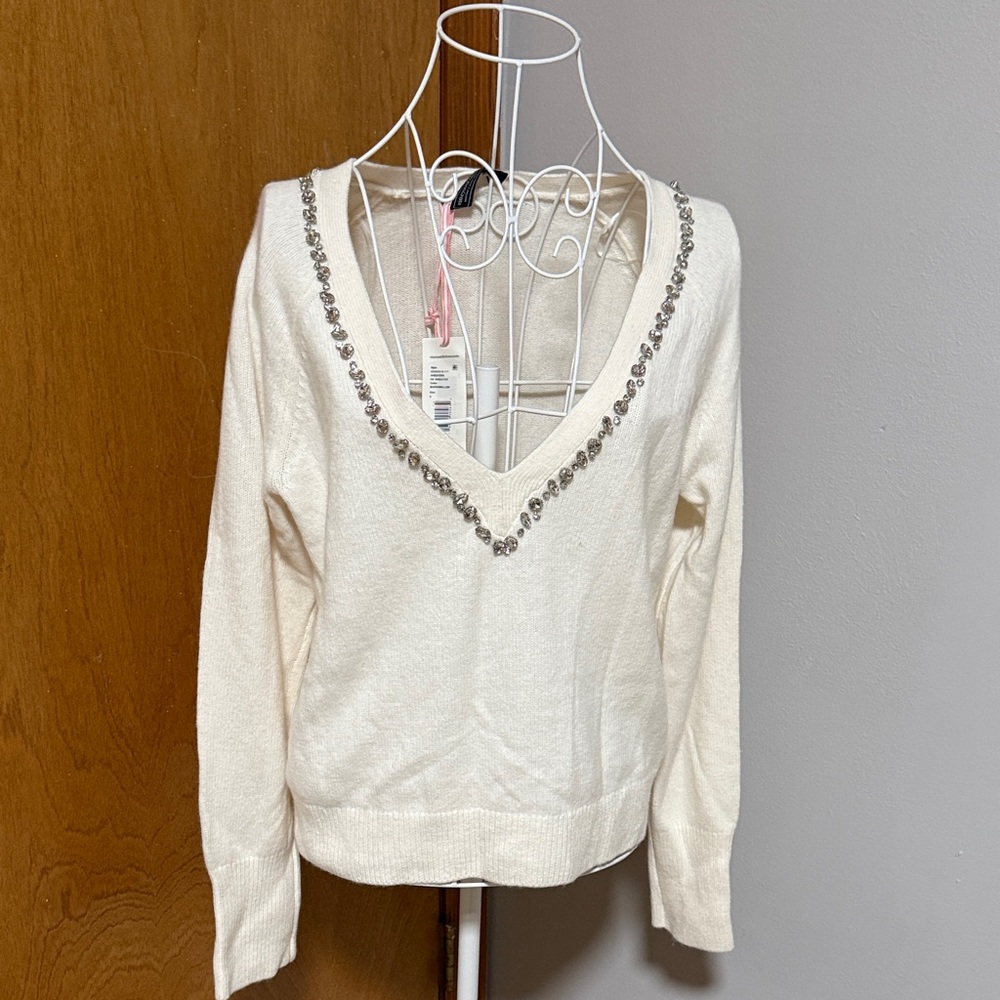 Vineyard Vines Cream V-Neck Sweater with Beaded Neckline